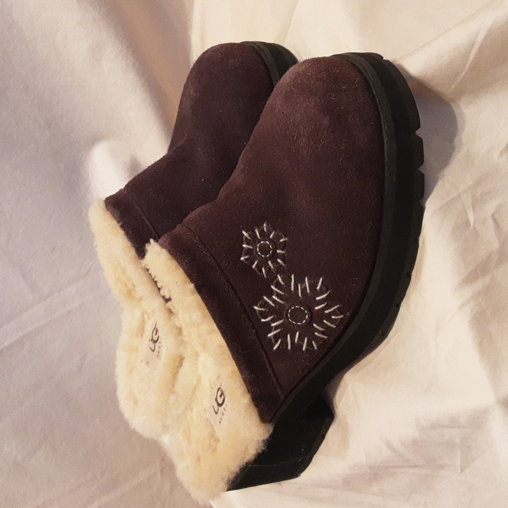 UGG Floral Embroidered Maroon Clogs SZ 6